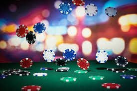 Meja AduQ dengan kartu dan chip di jajantogel