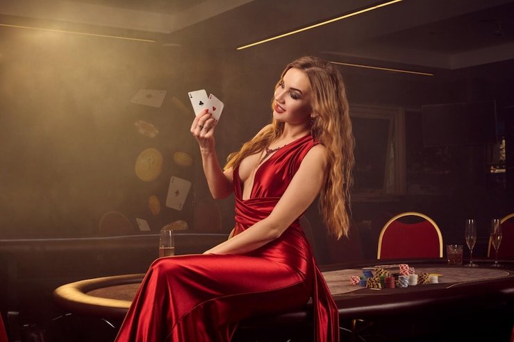 Chip taruhan ditempatkan pada tata letak roulette dengan sorotan merah untuk nomor berkilat